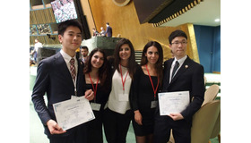 優秀賞を受賞した麻布高校の中本さん（左端）と西條さん（右端）　(c) グローバル・クラスルーム日本委員会