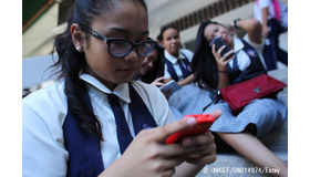 授業後に携帯電話を使う16歳の少女（フィリピン）　(c) UNICEF_UN014974_Estey