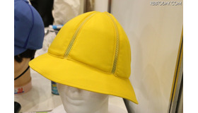 ほっと安心帽シリーズの頭部保護タイプ。通園＆通学時の頭部保護から、災害時の防災ずきん代わりとしても利用することができる（撮影：防犯システム取材班）