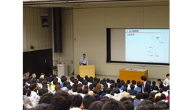 中央大学後楽園キャンパスで出張授業する小飼雅道マツダ社長（2015年）