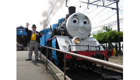 「きかんしゃトーマス」のキャラクター「トップハム・ハット局長」（左）と「トーマス」（右）。大井川鐵道での「トーマス」運行は2017年も行われることが決まった。
