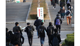 千葉県千葉大学西千葉地区試験場の正門をくぐり、受験教室へ向かう受験生たち