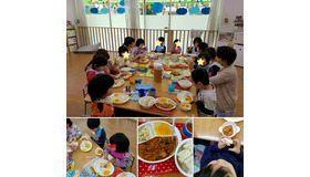 児童発達支援事業所での給食のようす。最初は座って食べることもできなかった子どもたちも、職員が丁寧に接することで座って食べれるようになりました。基本的に食事は楽しいことだという雰囲気が大切です。