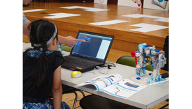 子ども向けプログラミング教材体験コーナーのようす。ロボットプログラミング教材「アーテックロボ」（株式会社アーテック）に挑戦