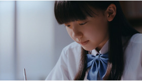 「天才はいない。」などのキャッチコピーが印象的な早稲田アカデミー。広告キャラクターの芦田愛菜は、新CMで勉強に部活にまっすぐな女子中学生を演じた