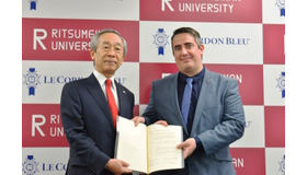 7月20日に行われた協定締結式のようす（写真左：吉田美喜夫　立命館総長、写真右：シャルル・コアントロ　ル・コルドン・ブルー・インターナショナル アジア代表）