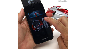 「iPhone Controlled Wall Climbing Car iW500」をiPhoneで操作するイメージ（iPhoneは別売）