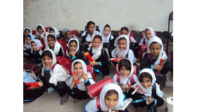 贈られたランドセルを背負うアフガニスタンの子どもたち　 (c)  ジョイセフ