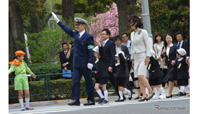 吉田総監と並んで横断歩道を渡る訓練に参加した台東区立忍岡小学校の新1年生たち