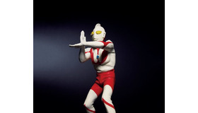 「ウルトラマン フィギュア スペシウム光線ポーズ　JALカラーVer.」10,800円（税込）(C)円谷プロ