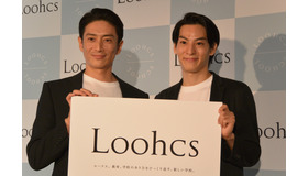 「Loohcs」開校記者発表会後のフォトセッションに応じる斎木陽平氏と伊勢谷友介氏