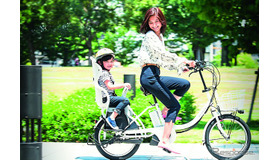 ルイガノ初の3人乗りに対応した電動アシスト自転車「アセントデラックス」。前後子供乗せはオプション。