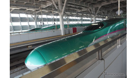 新青森駅に並ぶ東京行きと新函館北斗行きの『はやぶさ』。東北・北海道新幹線では新青森～新函館北斗間の車内販売が3月15日限りで終了。残る東京～新青森間では『やまびこ』が終了し、『はやぶさ』『はやて』では弁当や軽食類の販売が終了する。