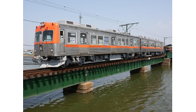 浅野川線を走る、元京王電鉄井の頭線用3000系の8000系電車。新元号記念列車の乗客にはヘッドマーク型マグネットがプレゼントされる。