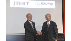 ジェイテクトの宮崎博之専務取締役（左）と徳島大学の野地澄晴学長（右）