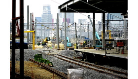 2011年から駅改良工事や品川～田町間新駅（高輪ゲートウェイ駅）設置に向けた工事が進められている品川駅。写真は2013年の様子。