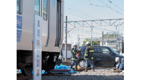 震度6弱の地震が発生、電車と自動車が衝突---西武鉄道が総合復旧訓練を実施