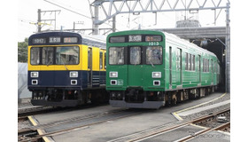 11月25日から運行を開始した「緑の電車」（右）。左は1000系1017編成を使用した「きになる電車」。どちらも東急車の象徴である「T.K.K」のロゴが入っている。