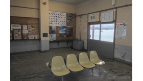 廃止が近い札沼線北海道医療大学～新十津川間にある下徳富（しもとっぷ）駅。このような無人駅を含めて、JR北海道の駅では基本的に全面禁煙となる。右奥に見えるゴミ箱は無人駅のため撤去される。