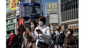 マスク姿の人々が往来する2月28日の東京・渋谷。