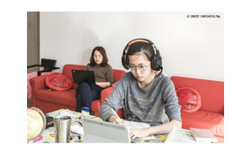 北京の自宅でオンライン授業を受ける高校2年生のシャオユウさん（2020年2月18日撮影）　(c) UNICEF_UNI304636_Ma