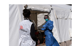 ベルギーの首都ブリュッセルに特設された医療テントで、感染疑いのある移民の医療援助にあたる国境なき医師団スタッフ　(c) Joffrey Monnier／MSF