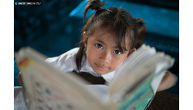 小学校で本を読むカンボジアの女の子　(c) UNICEF_UN0319172_
