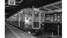 JR移行後からまもない頃の「大垣夜行」。この頃は165系電車で運行されており、当時、東海道本線唯一の昼行急行だった『東海』と共通運用だった。東海道本線東京駅。