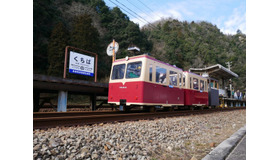 国鉄時代のレールバスをイメージした「チモハ」と呼ばれるトロッコ車両。手前の駅名標は2月に設置されたオリジナル。