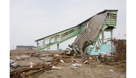 東日本大震災の津波で損壊した直後の常磐線新地駅。
