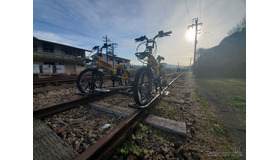 レール上を2人1組で自転車を漕ぐ、くま川鉄道のレールサイクル。