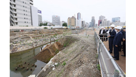 5月29日、「高輪築堤」を視察する菅首相。