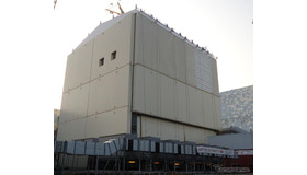 福島第一原子力発電所1号機原子炉建屋カバー屋根パネル（2011年10月14日撮影）