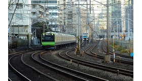 2017年、山手線（左）を高架橋で越える京浜東北線北行電車（右）。明治期の築堤が出土したあたりだ。