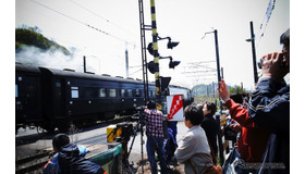 室蘭本線でSL列車を撮影する、いわゆる「撮り鉄」の皆さん。2012年5月20日。
