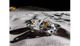 変形型月面ロボット「SORA-Q」変形前（左）と変形後（右）　(c) JAXA/タカラトミー/ソニー/同志社大学
