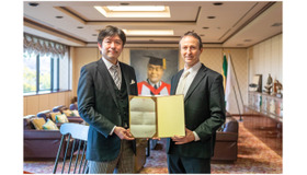 愛知県知事発行の認可書を手にする学園理事長（左）と学校長（右）