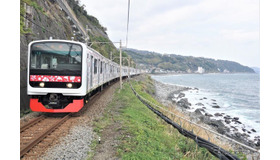 試運転中の3000系「アロハ電車」。リゾート電車『リゾート21』の伝統を受け継いで、海側には赤、山側には青のラッピングが施されている。営業列車は4両編成となる。