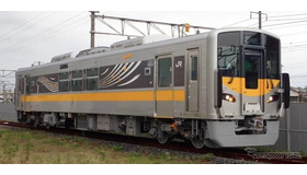 次世代バイオ燃料の実証実験に使われるJR西日本初の電気式気動車DEC700。実証実験は、国土交通省が公募した「鉄道技術開発・普及促進制度 令和4年度新規技術開発課題」（鉄道車両におけるバイオディーゼル燃料の導入に向けた技術開発）において採択された鉄道総合技術研究所とJRグループの共同提案による計画を基に実施される。