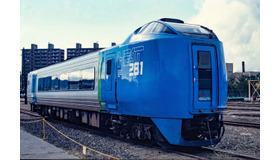 「HEAT281」のロゴを付けた初期塗色のキハ281系。8月29日から『北斗』でこの塗色がリバイバルする。1997年頃、苗穂運転所。