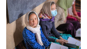 教室の後ろで算数の授業を受ける10歳のフレシュタさん（アフガニスタン、2022年6月撮影） (c) UNICEF_UN0666832_Bidel