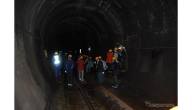開通70周年時の前回ツアーで関門鉄道トンネルの本坑道を歩く参加者たち。トンネルを歩く時間は1時間程度だが、撮影した写真は個人使用に限られ、「SNS等での公開はご遠慮ください」としている。