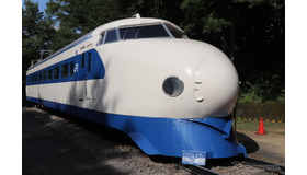 青梅鉄道公園で展示されている0系新幹線車両。大阪万博輸送向けに1969年に製造された先頭車の22形75号で、モーターなどの床下機器は取り外されている。