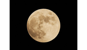 サンシャイン60展望台から撮影した満月