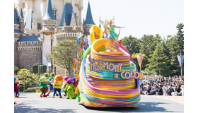 ～色とりどりの夢の世界へ～このパレードのスタートには、カラフルな衣装を身にまとったダンサーたちとともにフロートに乗ったティンカーベルが登場します。(C) Disney As to Disney artwork, logos and properties： (C) Disney
