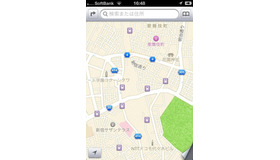 iOS6のマップ。鉄道の駅と線路はかなり拡大しないと表示されない。地下鉄の存在はほぼ無視されている。地下鉄の駅のアイコンは出入り口を示していないどころか、駅の位置としても誤りが多い。