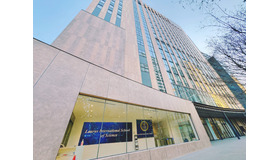 港区芝にある初等部から中高等部が入る建物外観