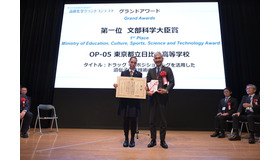 文部科学大臣賞を受賞した東京都立日比谷高等学校（左）、芝浦工業大学  山田純学長（右）