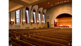 クリスマス礼拝が行われるエミリー・ホワイト・スミス記念講堂