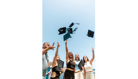 憧れの卒業帽を投げるのは、あなたかも